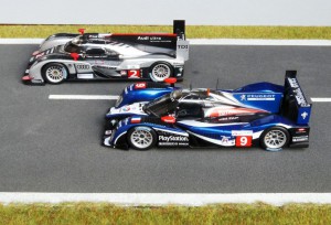 Das Duell Audi vs Peugeot auf dem Höhepunkt: Le Mans 2011. Peugeot 908 (Modell: Spark), Platz 2, Audi R18 TDI (Spark), Platz 1