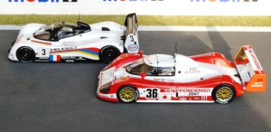 Duell in Le Mans: Peugeot 905 (XXX) und Toyota TS010 (XXX)