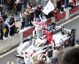 Le Mans 2013, Sonntag, 15.15 Uhr, der siegreiche Audi dem Weg zum Podium