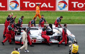 Le Mans 2013, Samstag 14.30 Uhr - der spätere Siegerwagen wird zur Startaufstellung geschoben