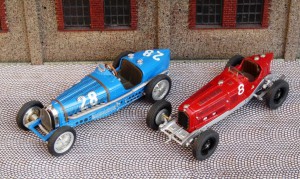 Bugatti T39 (Modell: Brumm) und Alfa Romeo P3 (Silhouette), Rennwagenn mit ca. 3 Litern Hubraum und 250 PS - so war es 1934 eigentlich gedacht. 